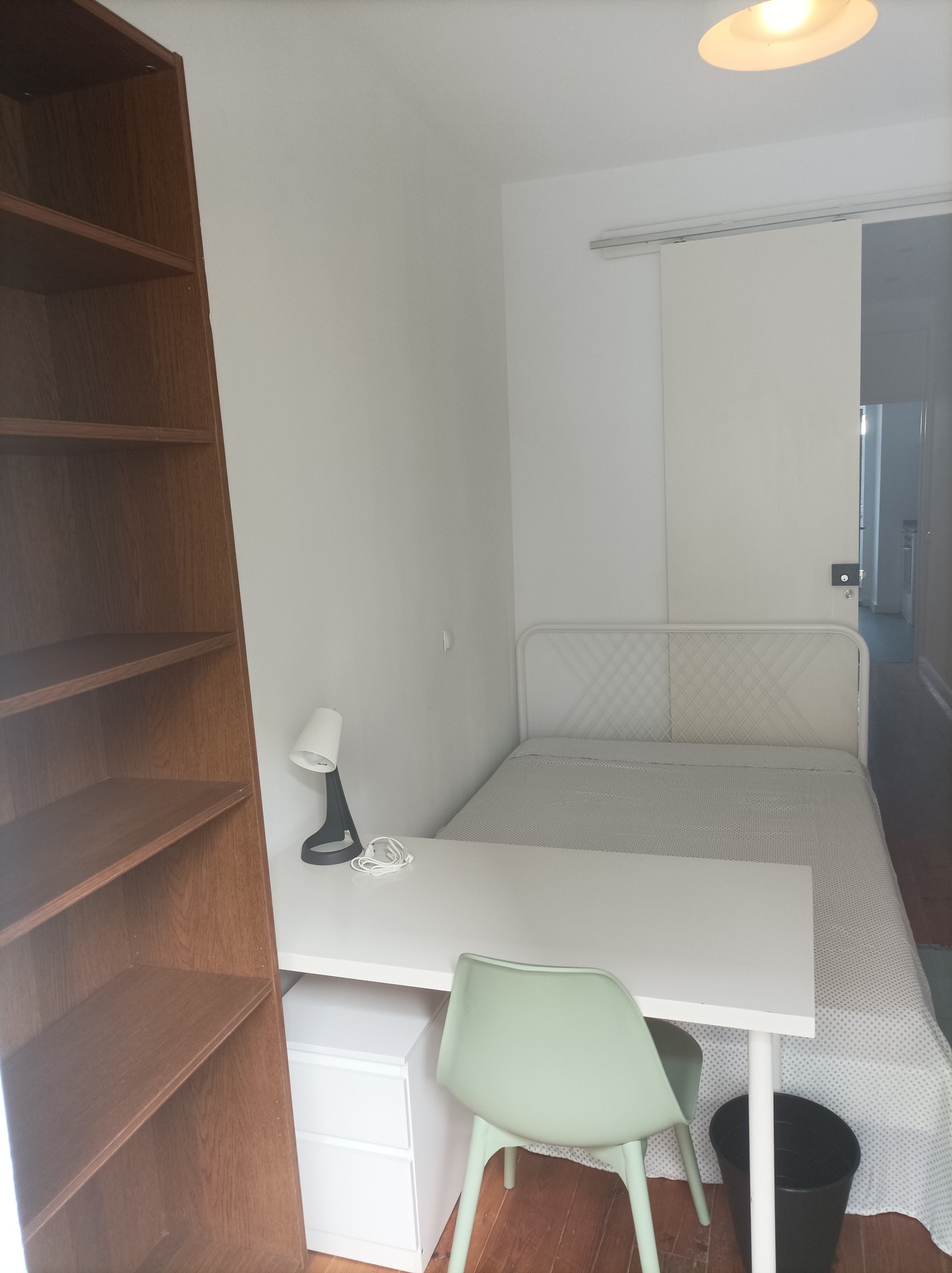 Modern Furnished Room 1 with Desk & Privacy in São Jorge de Arroios, lisboa – photo 5 of 25