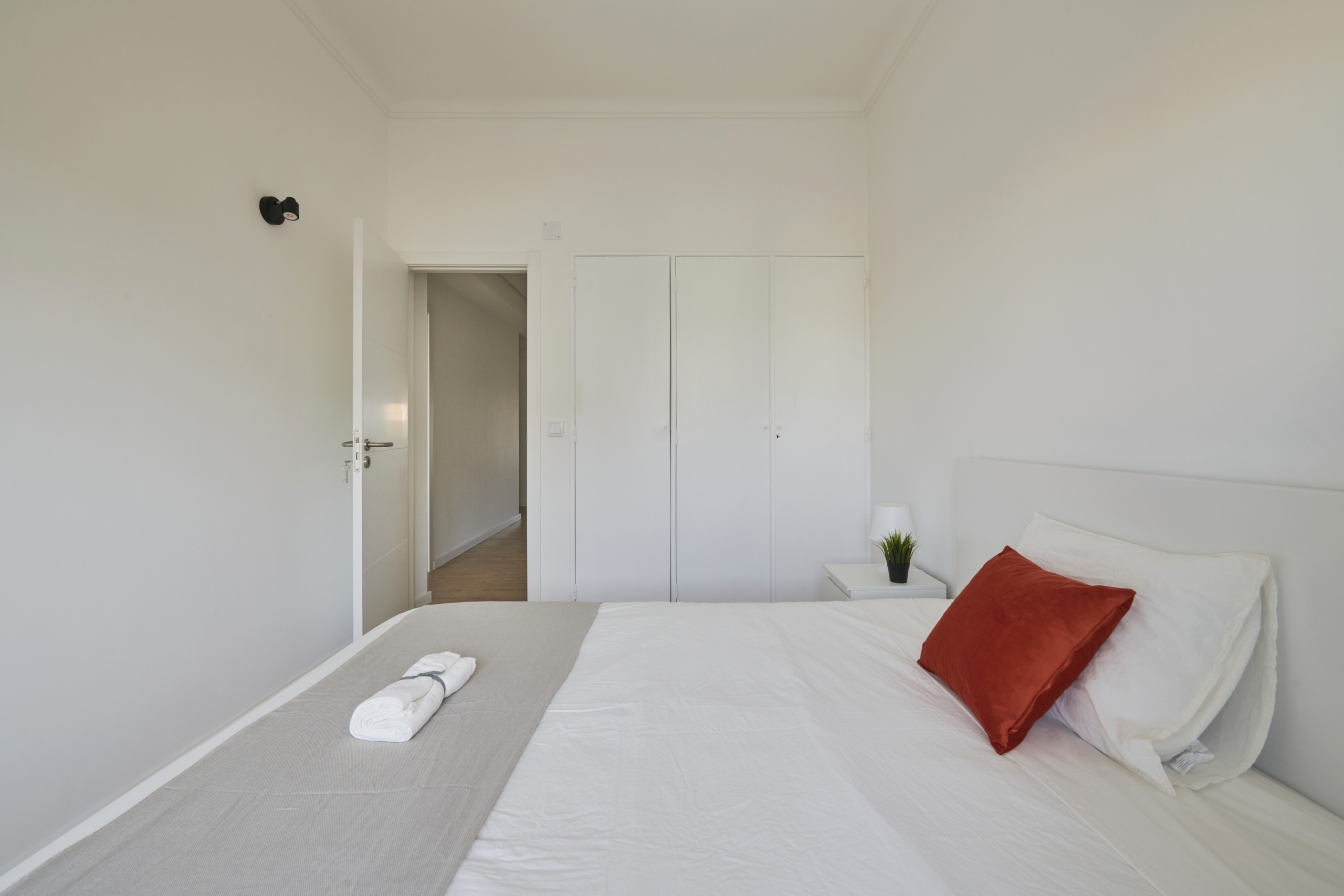 Bright Double Room 6 & Furnished in lisboa – photo 1 of 4