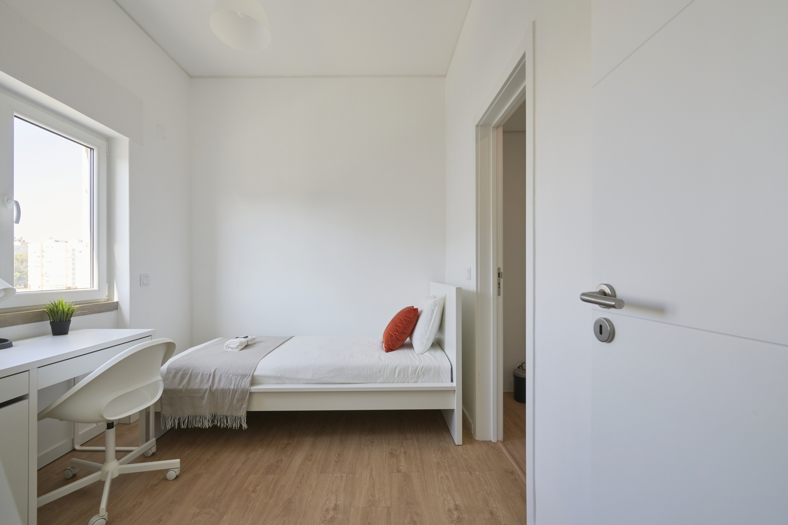 Study-Ready Double Room 1 & Desk in Lumiar, lisboa – photo 4 of 16
