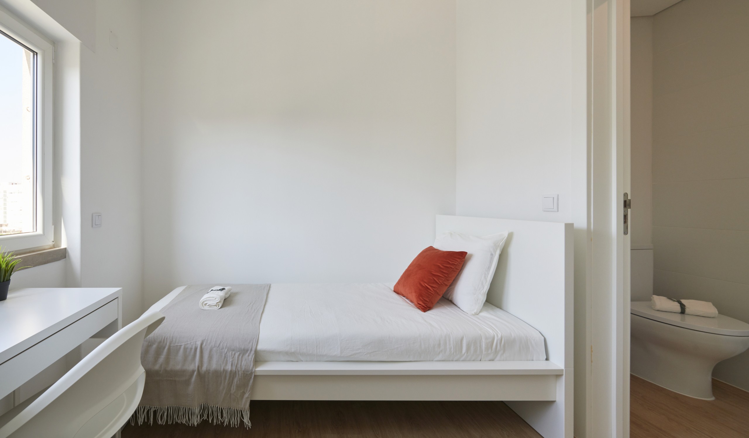 Study-Ready Double Room 1 & Desk in Lumiar, lisboa – photo 3 of 16