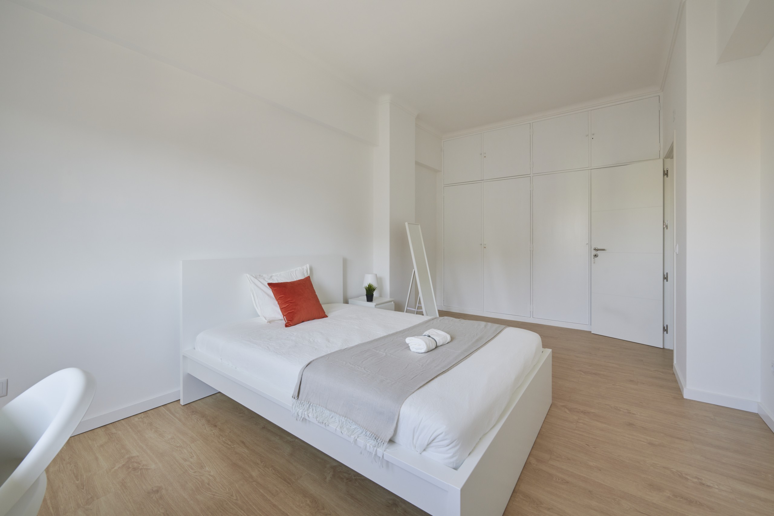 Sunny Double Room 7 Furnished in lisboa – photo 1 of 4