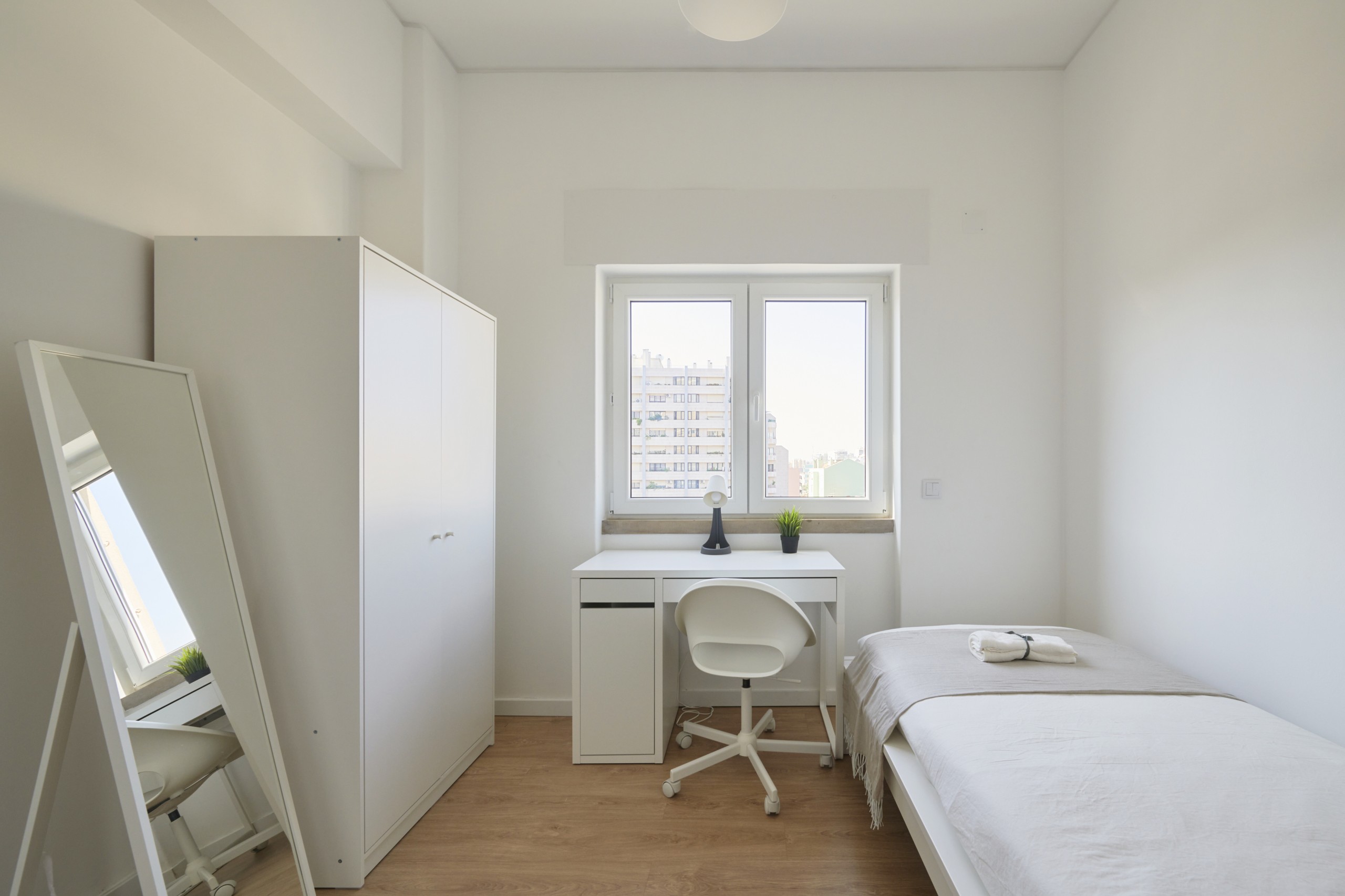 Study-Ready Double Room 1 & Desk in lisboa – photo 1 of 4