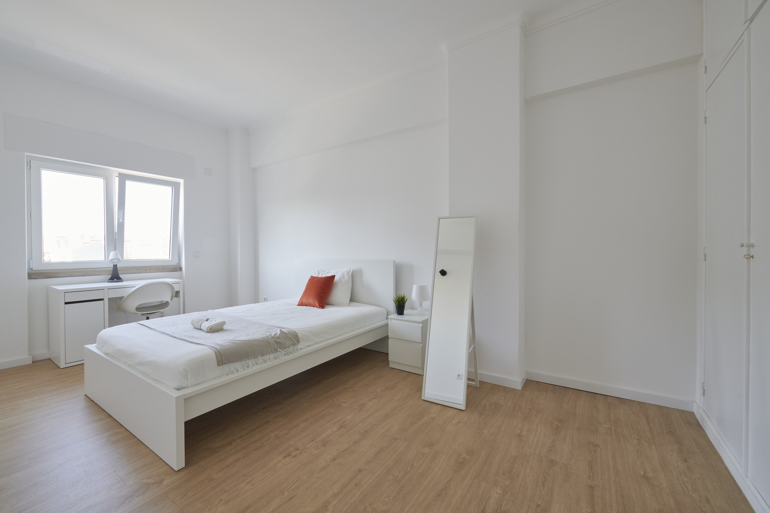 Sunny Double Room 7 Furnished in Lumiar, lisboa – photo 2 of 16