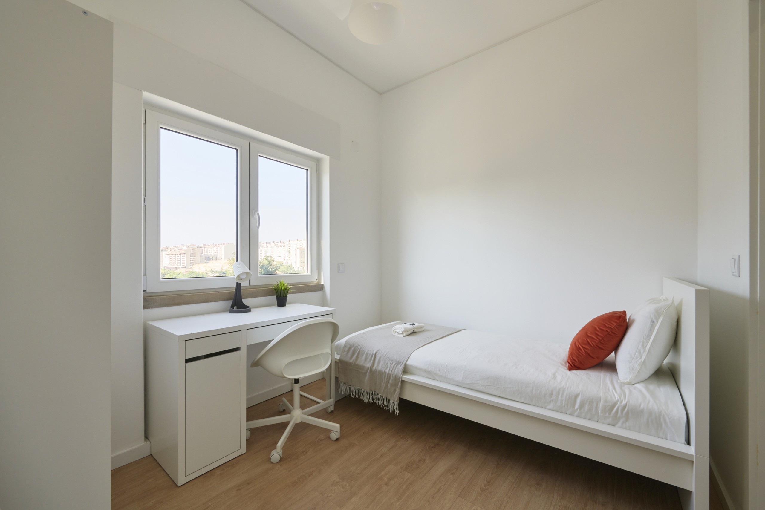 Study-Ready Double Room 1 & Desk in Lumiar, lisboa – photo 2 of 16