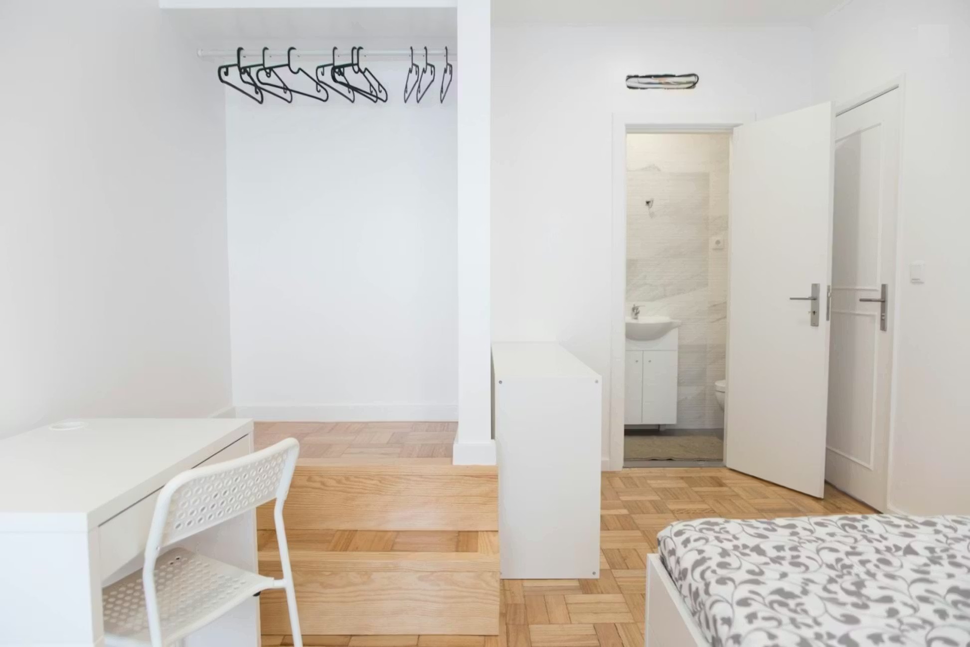 G306 - Sunny Superior Room with Private Balcony em Rio Tinto, porto – foto 2 de 20