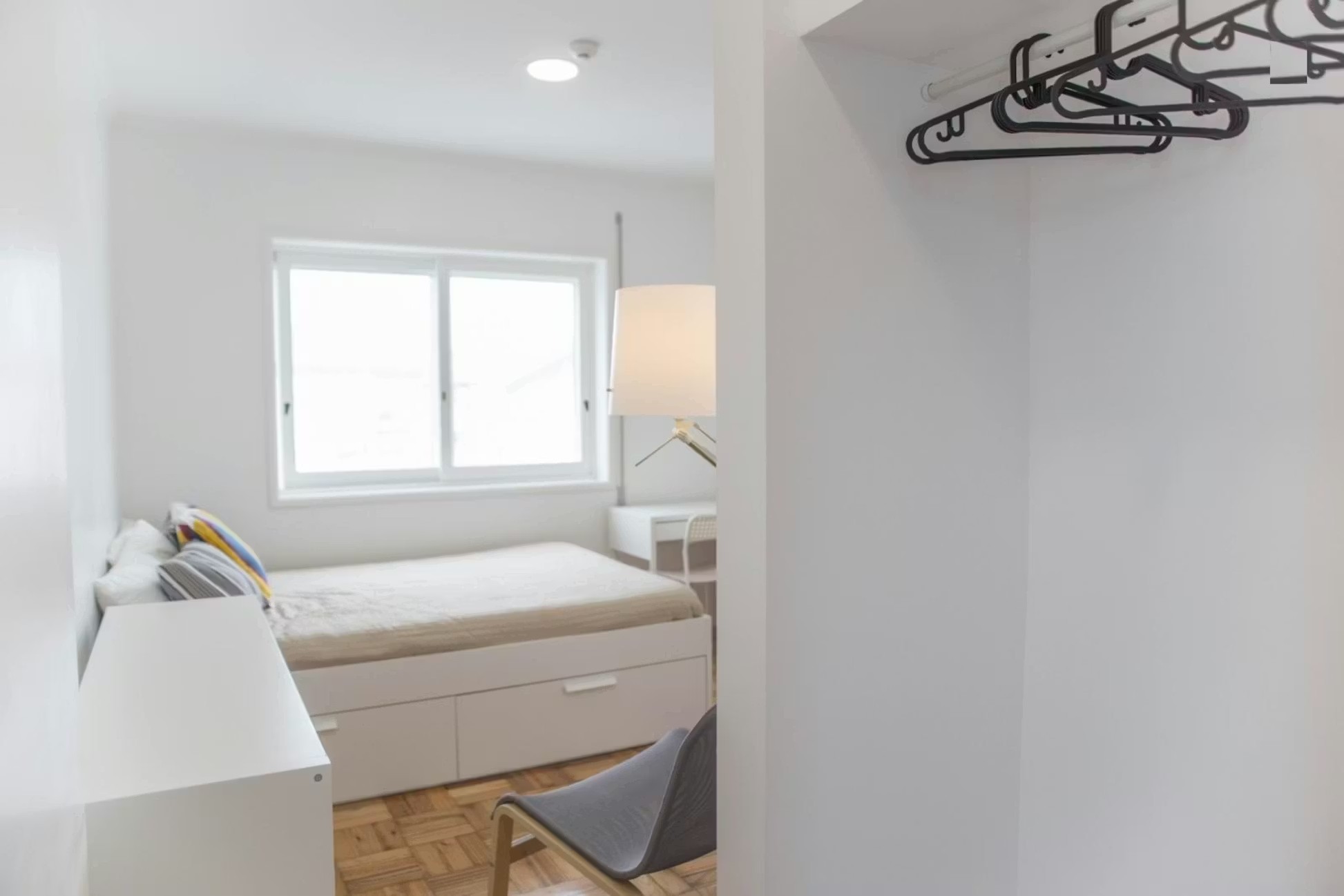 G303 - Elegant Superior Room with Balcony em Rio Tinto, porto – foto 2 de 20