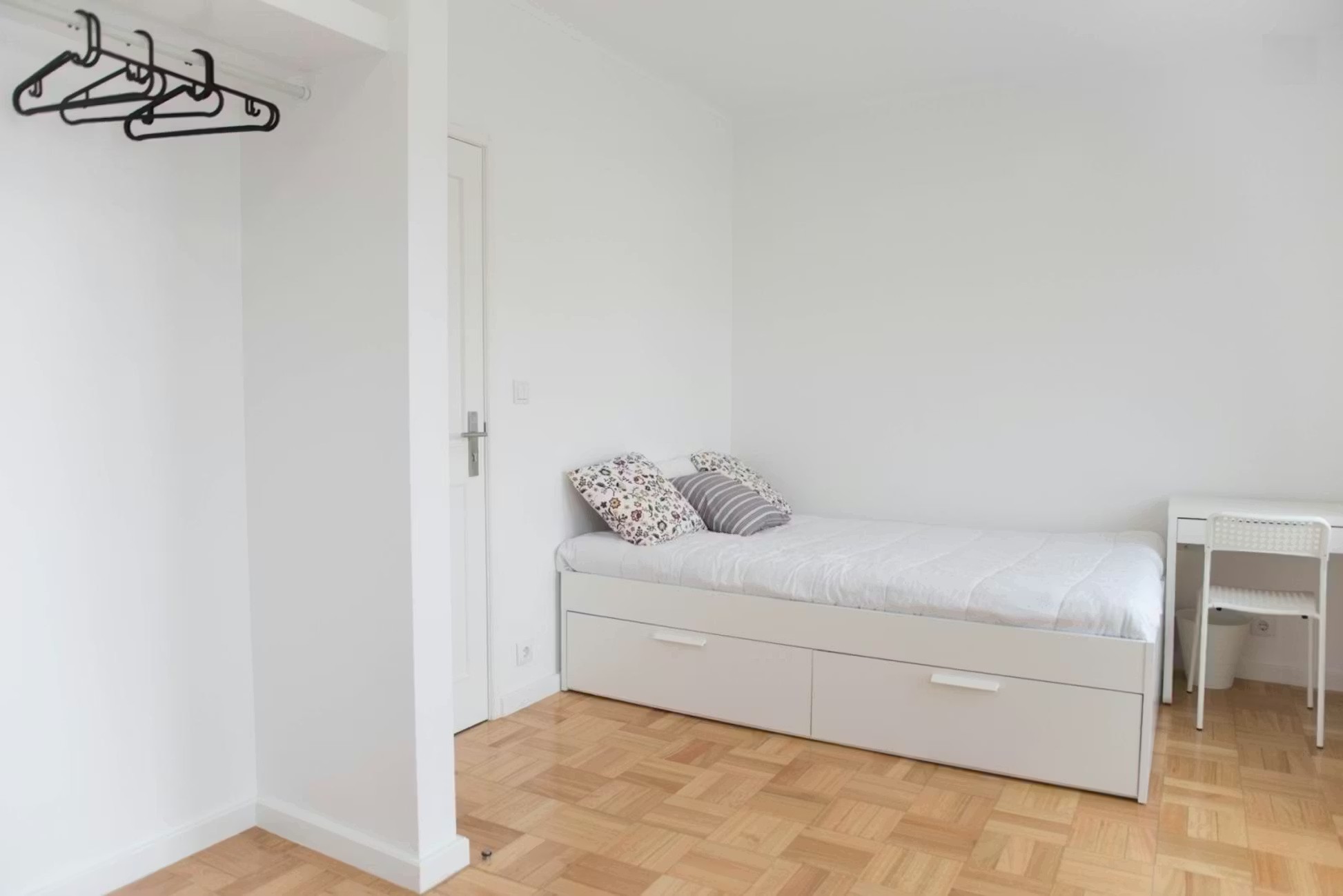 G304 - Large Superior Ensuite with View em Rio Tinto, porto – foto 2 de 20