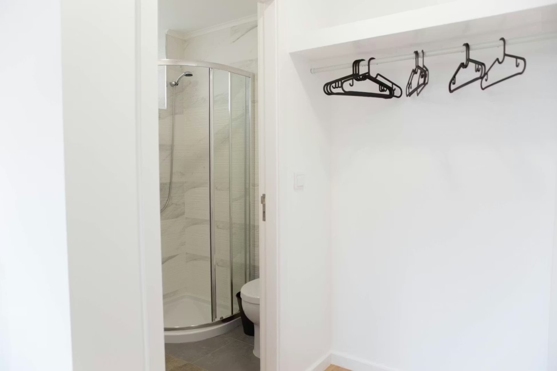 G105 - Modern Superior Room with Private Bath in Rio Tinto, porto – photo 3 of 21
