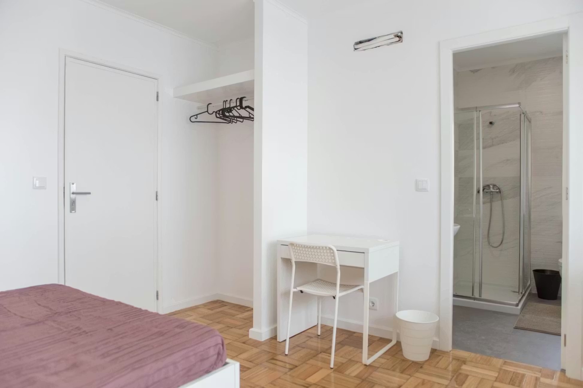 G301 - Airy Superior Room with Sunny Balcony em Rio Tinto, porto – foto 2 de 19