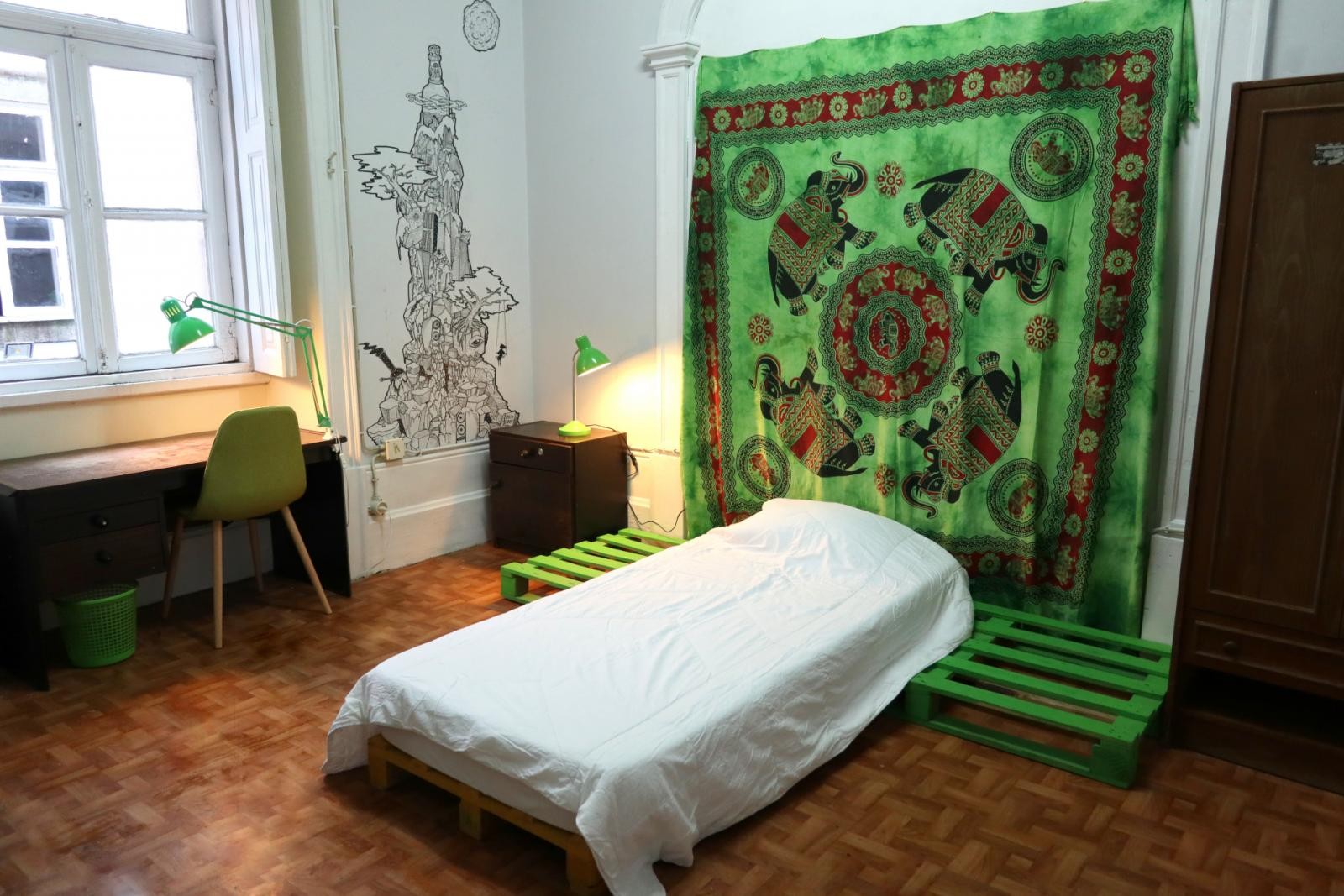 Well-located Room 107 in porto – photo 1 of 3