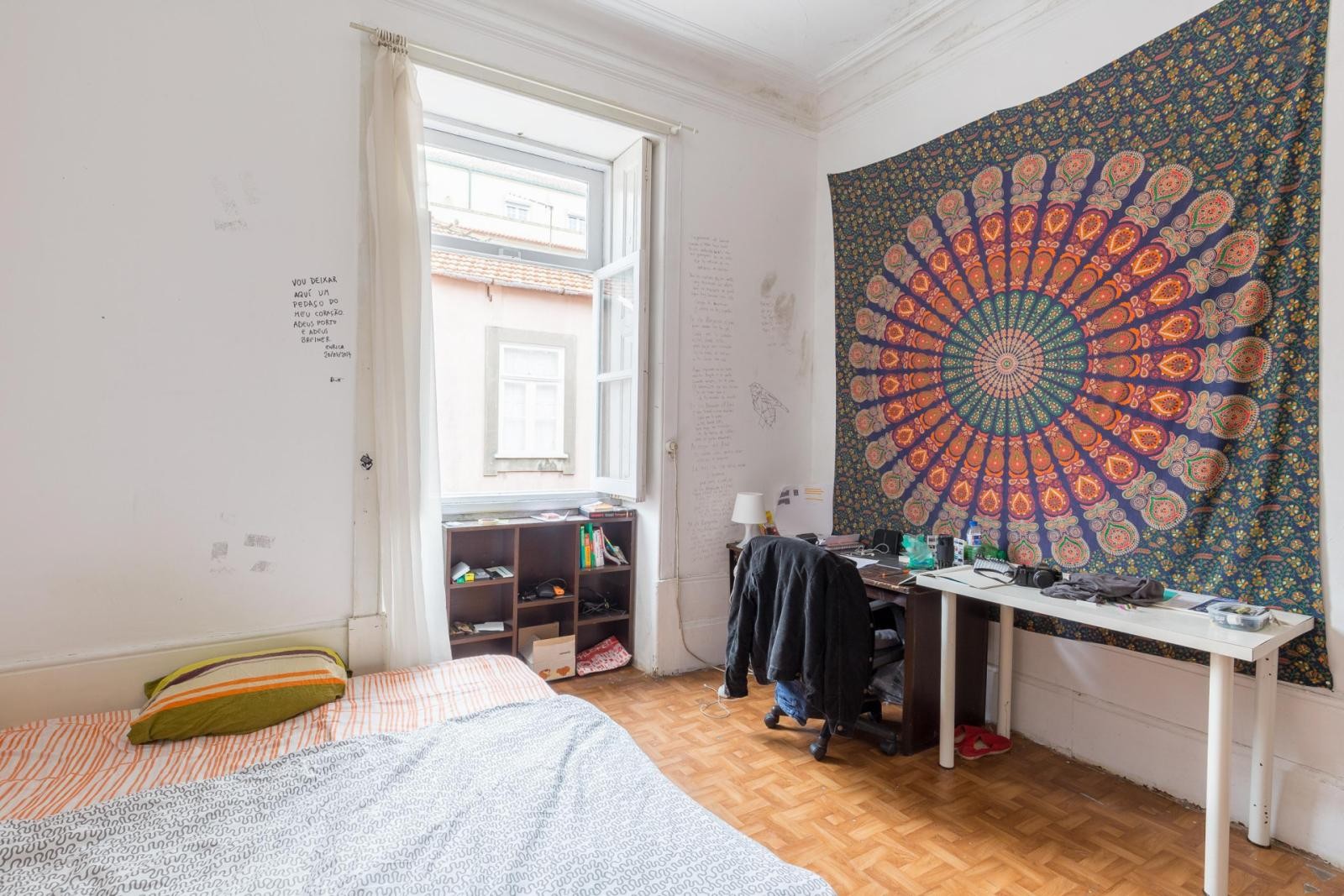 Roomy double Room 212 in porto – photo 1 of 3