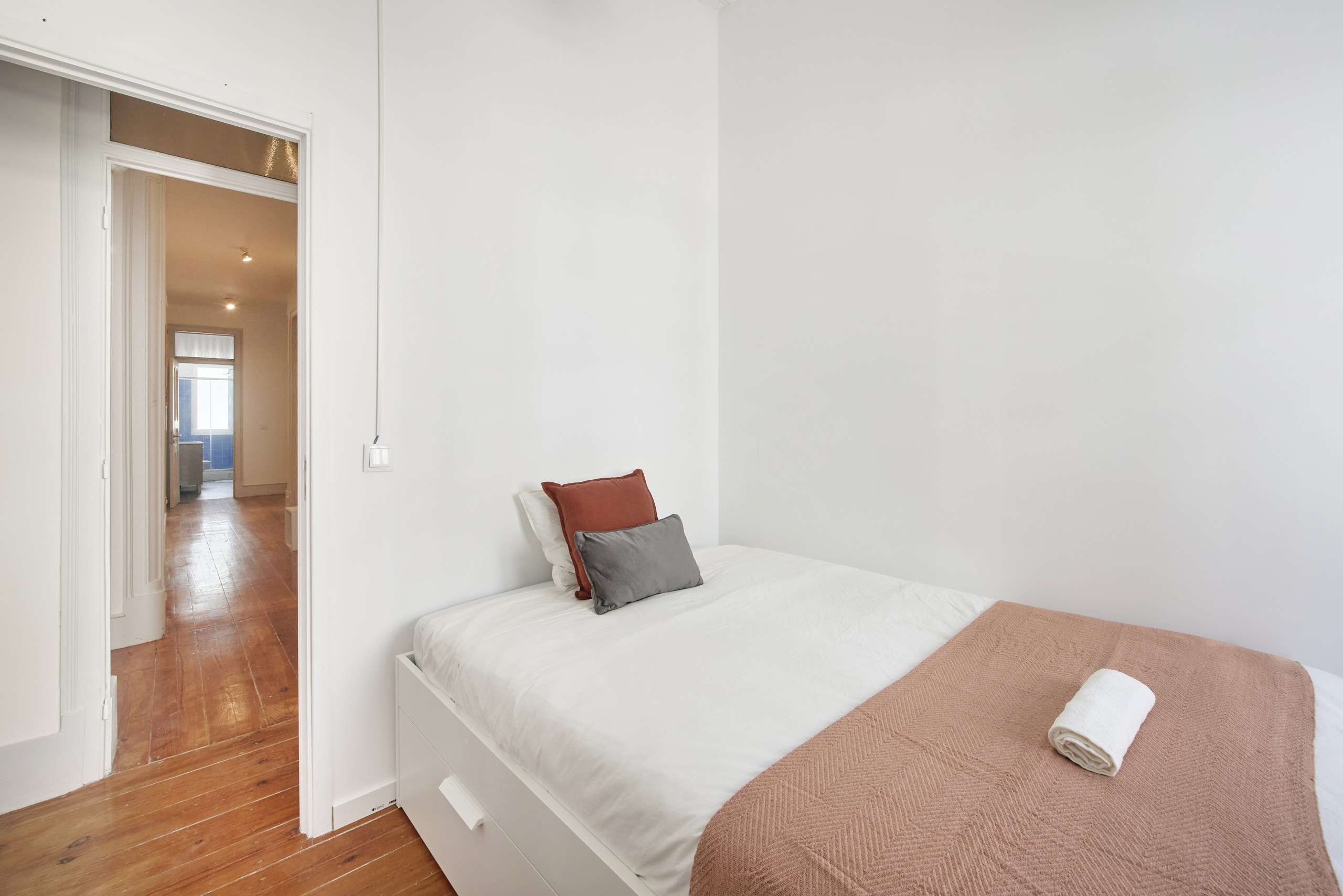 Sunny Single Room 2 with Desk & Window em Coração de Jesus, lisboa – foto 2 de 13