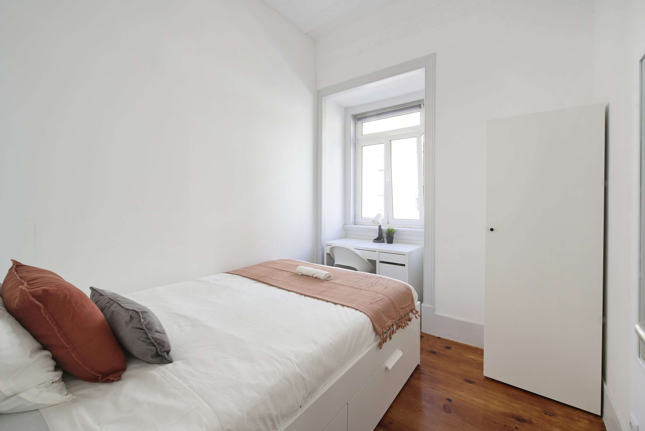 Sunny Single Room 2 with Desk & Window em Coração de Jesus, lisboa – foto 4 de 13
