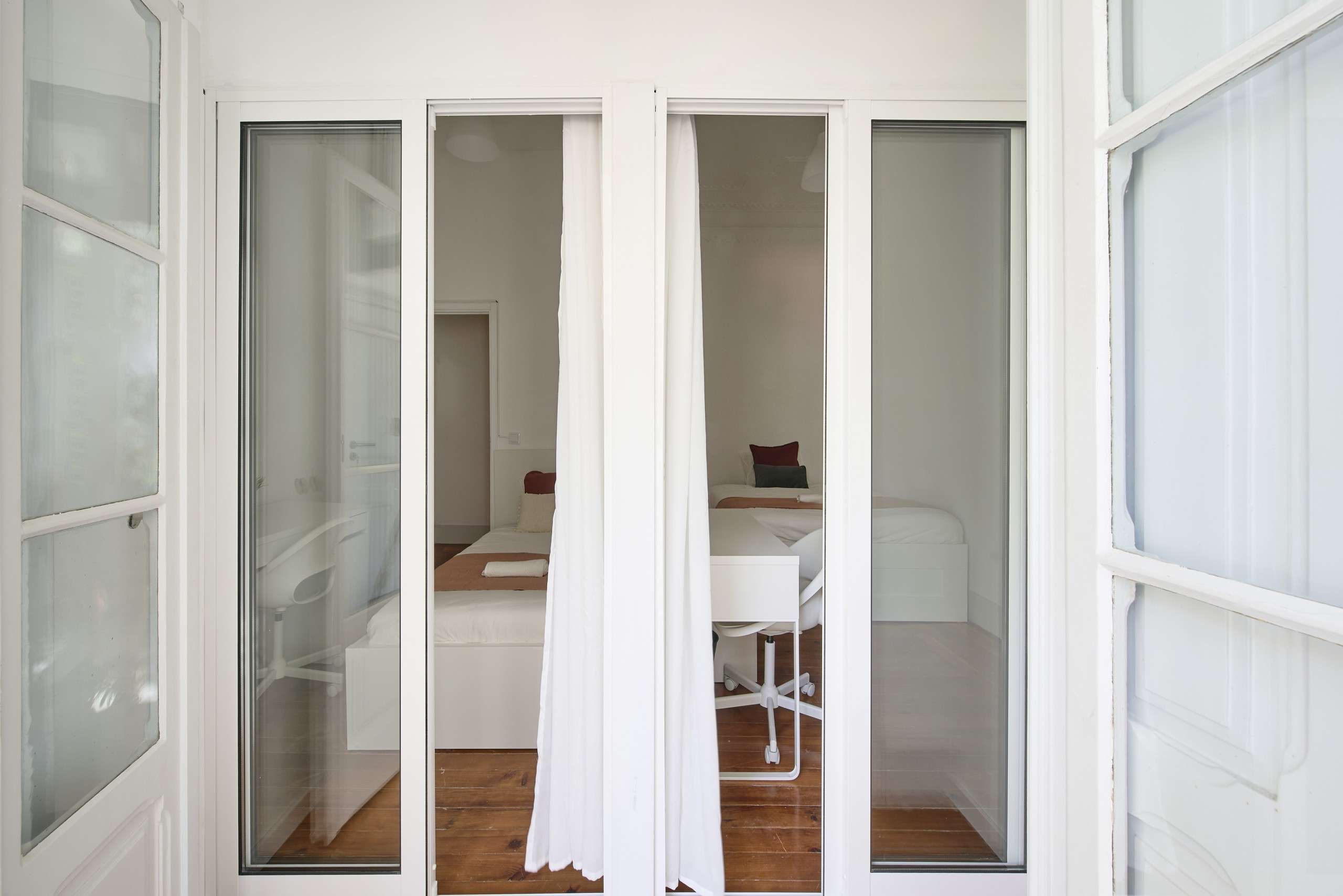 Practical Room 8 with Window & Desk em Coração de Jesus, lisboa – foto 4 de 14