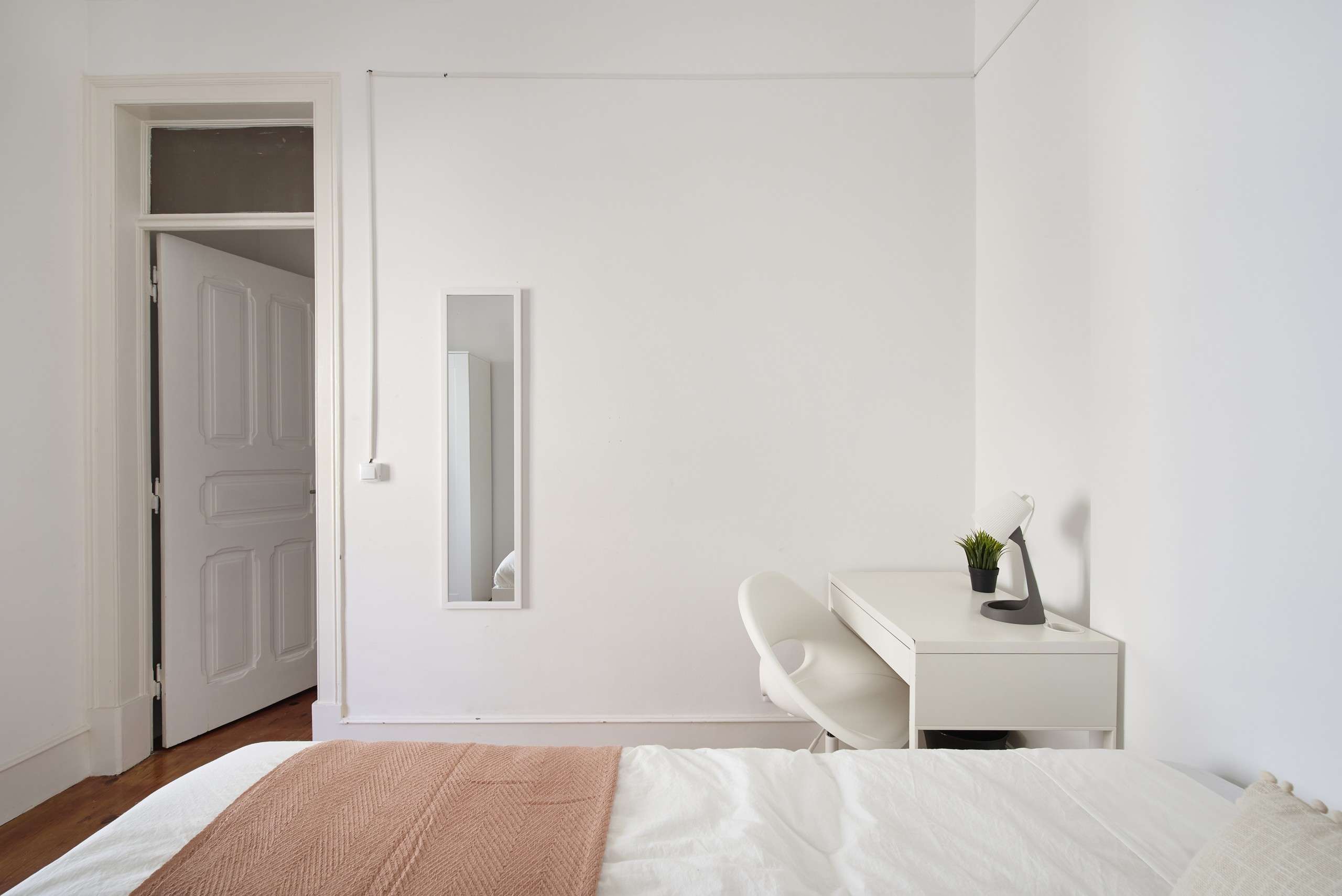 Functional Room 1 with Desk & Wardrobe em Coração de Jesus, lisboa – foto 4 de 16