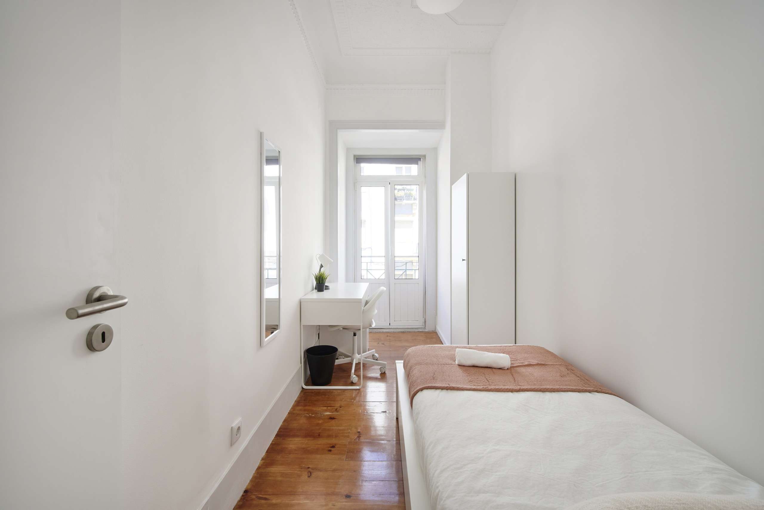 Sunlit Room 3, Bed & Study Area em lisboa – foto 1 de 7