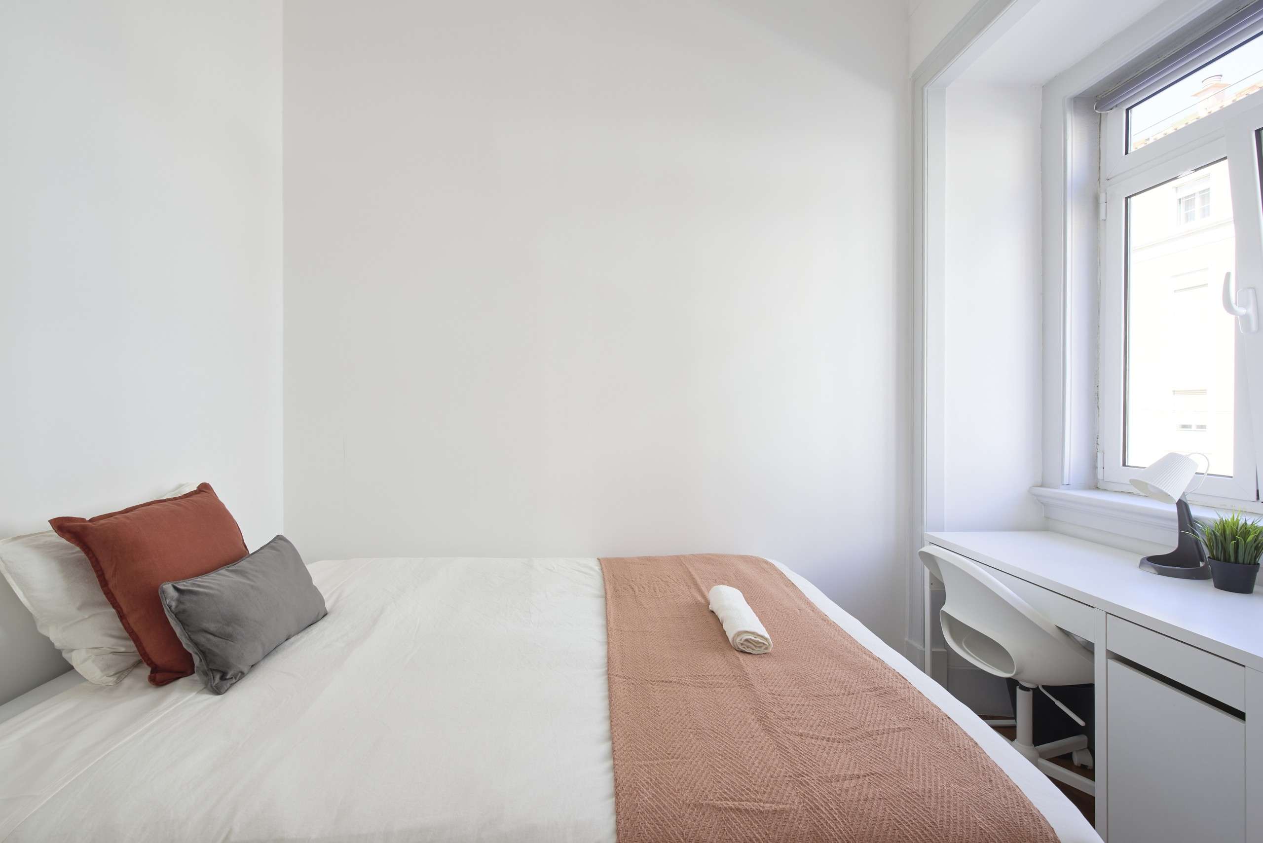Sunny Single Room 2 with Desk & Window em Coração de Jesus, lisboa – foto 3 de 13
