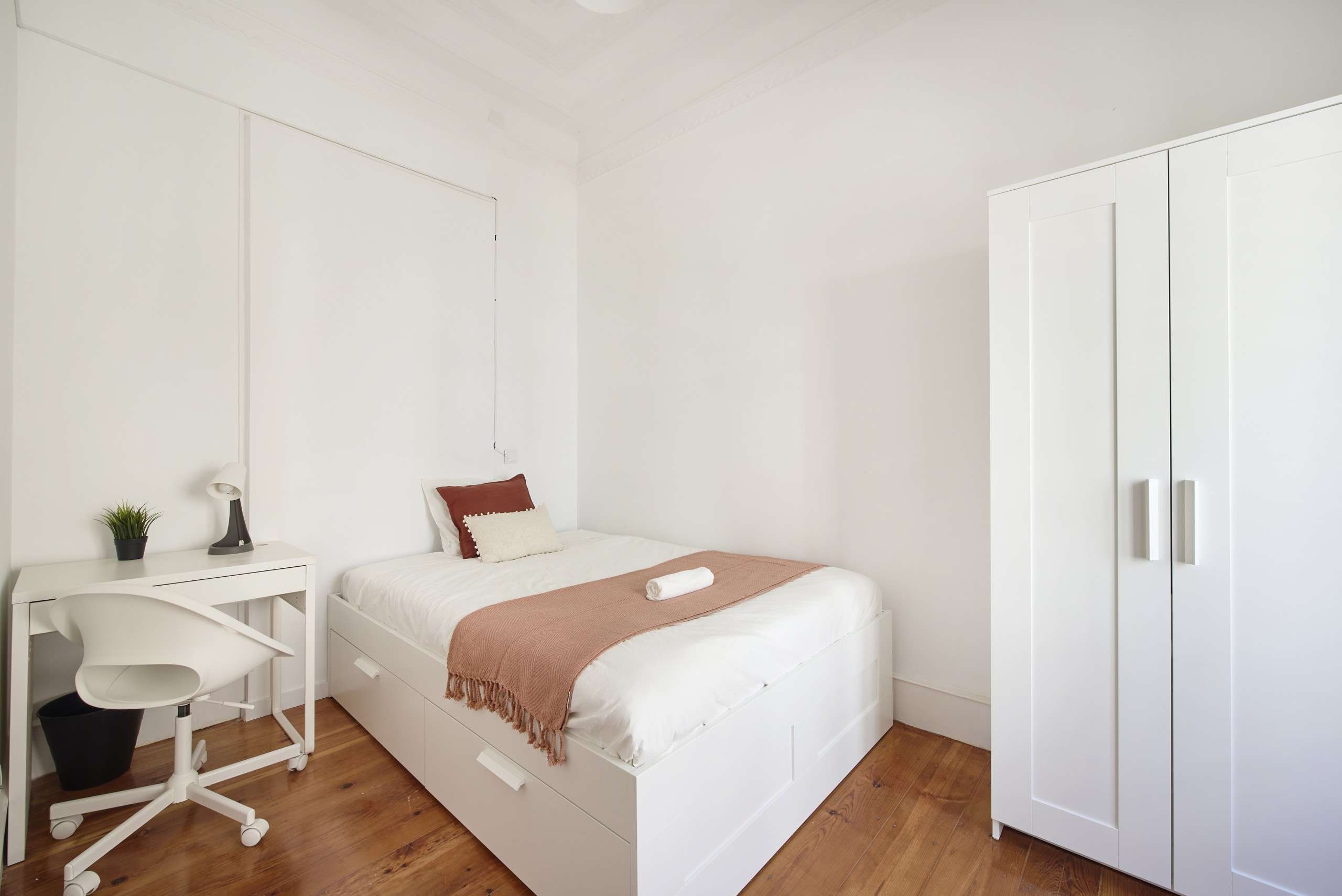 Functional Room 1 with Desk & Wardrobe em lisboa – foto 1 de 7