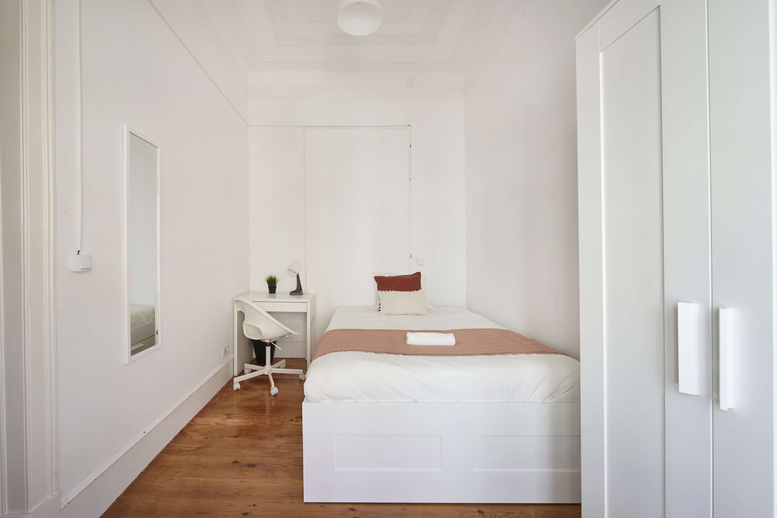 Functional Room 1 with Desk & Wardrobe em Coração de Jesus, lisboa – foto 2 de 16