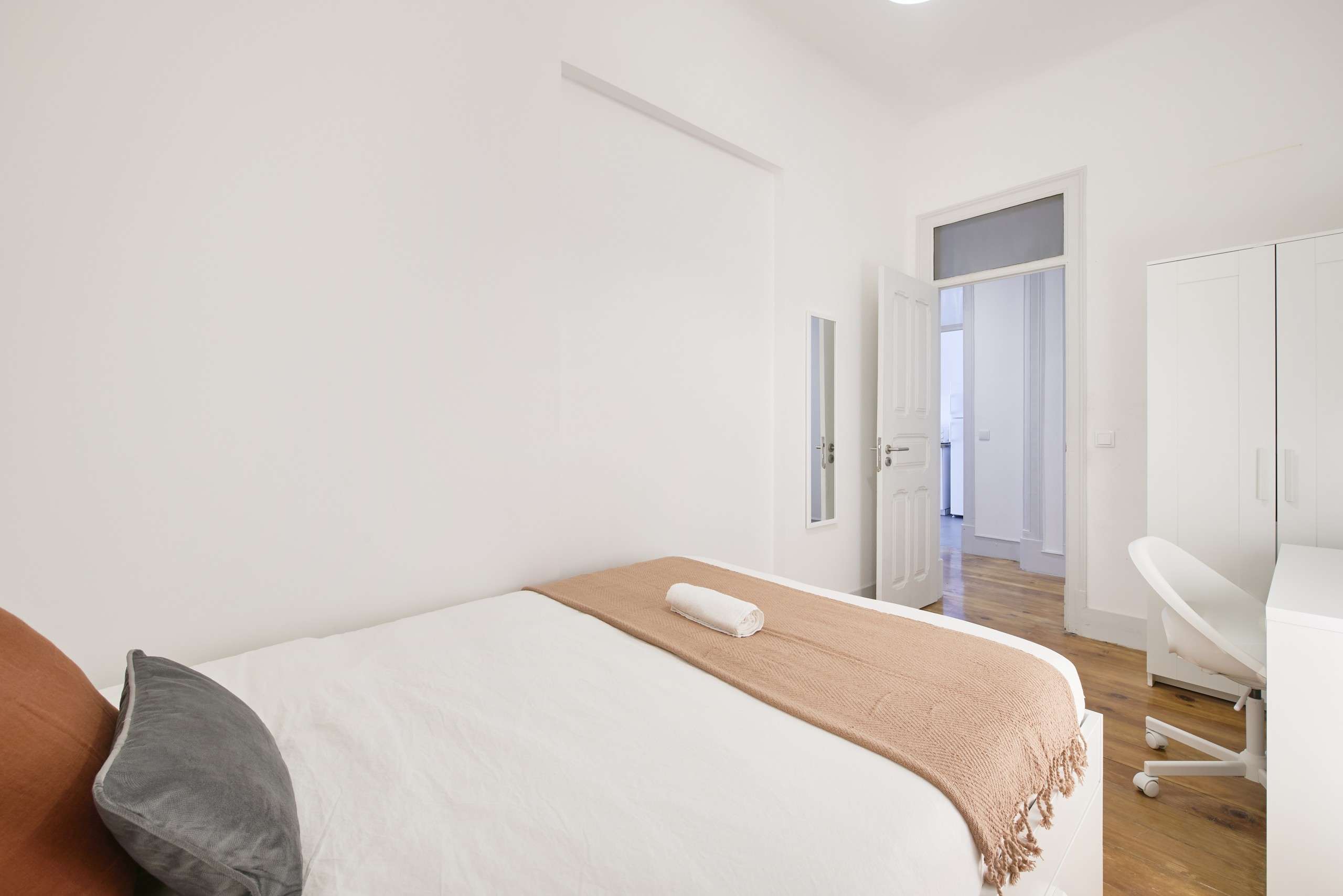 Equipped Double Room 6 & Workspace em Coração de Jesus, lisboa – foto 3 de 13
