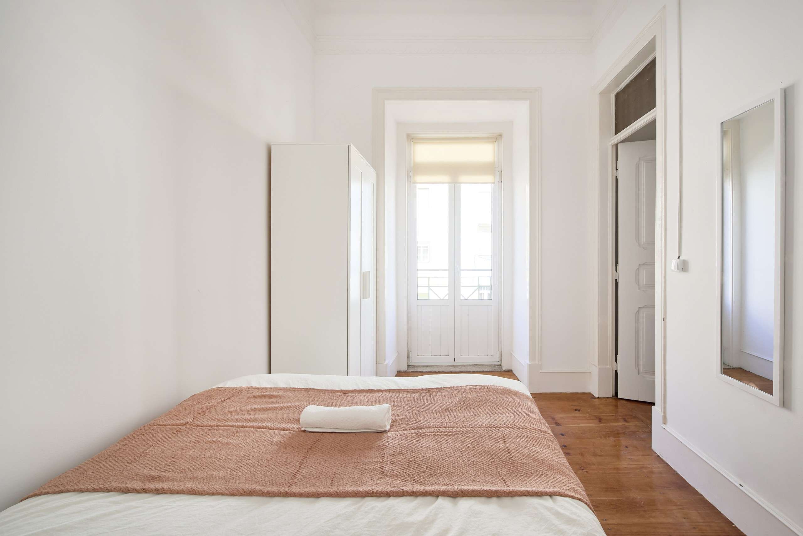 Functional Room 1 with Desk & Wardrobe em Coração de Jesus, lisboa – foto 3 de 16