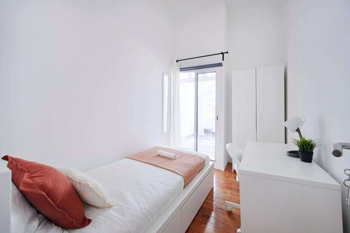 Work-ready Room 7 with Wardrobe & Desk em lisboa – foto 1 de 4