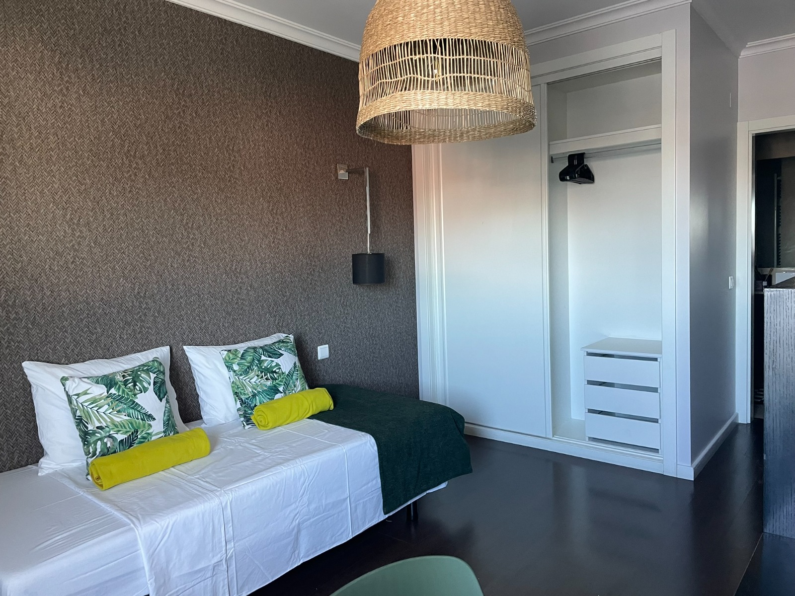 Modern and style room 3 near Escola Superior de Comunicação Social (ESCS) em Benfica, lisboa – foto 3 de 25