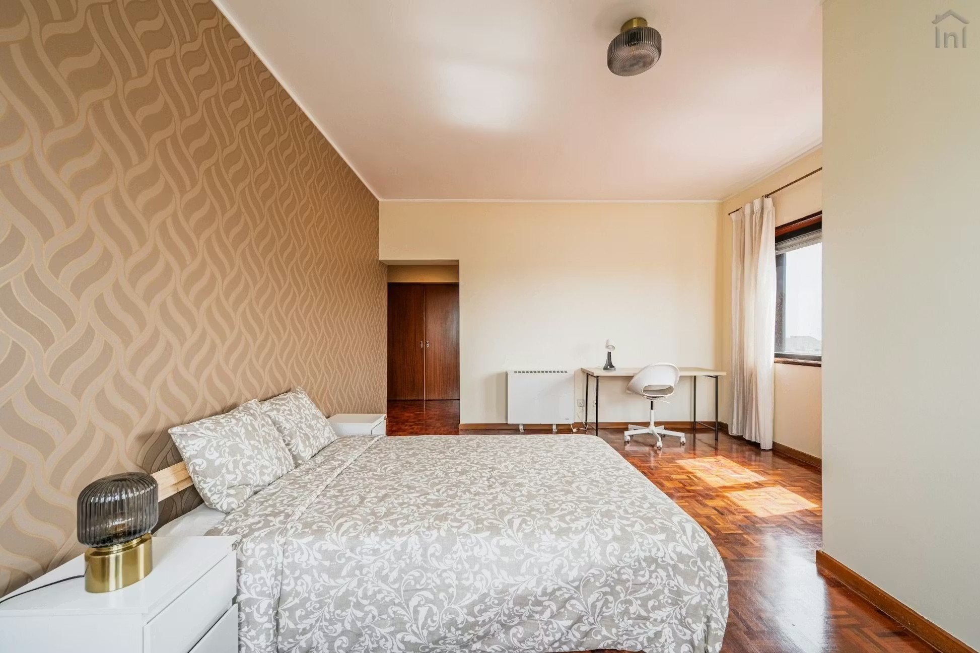 Room 1 - Quarto Branco Madeira in Lordelo do Ouro, porto – photo 2 of 22