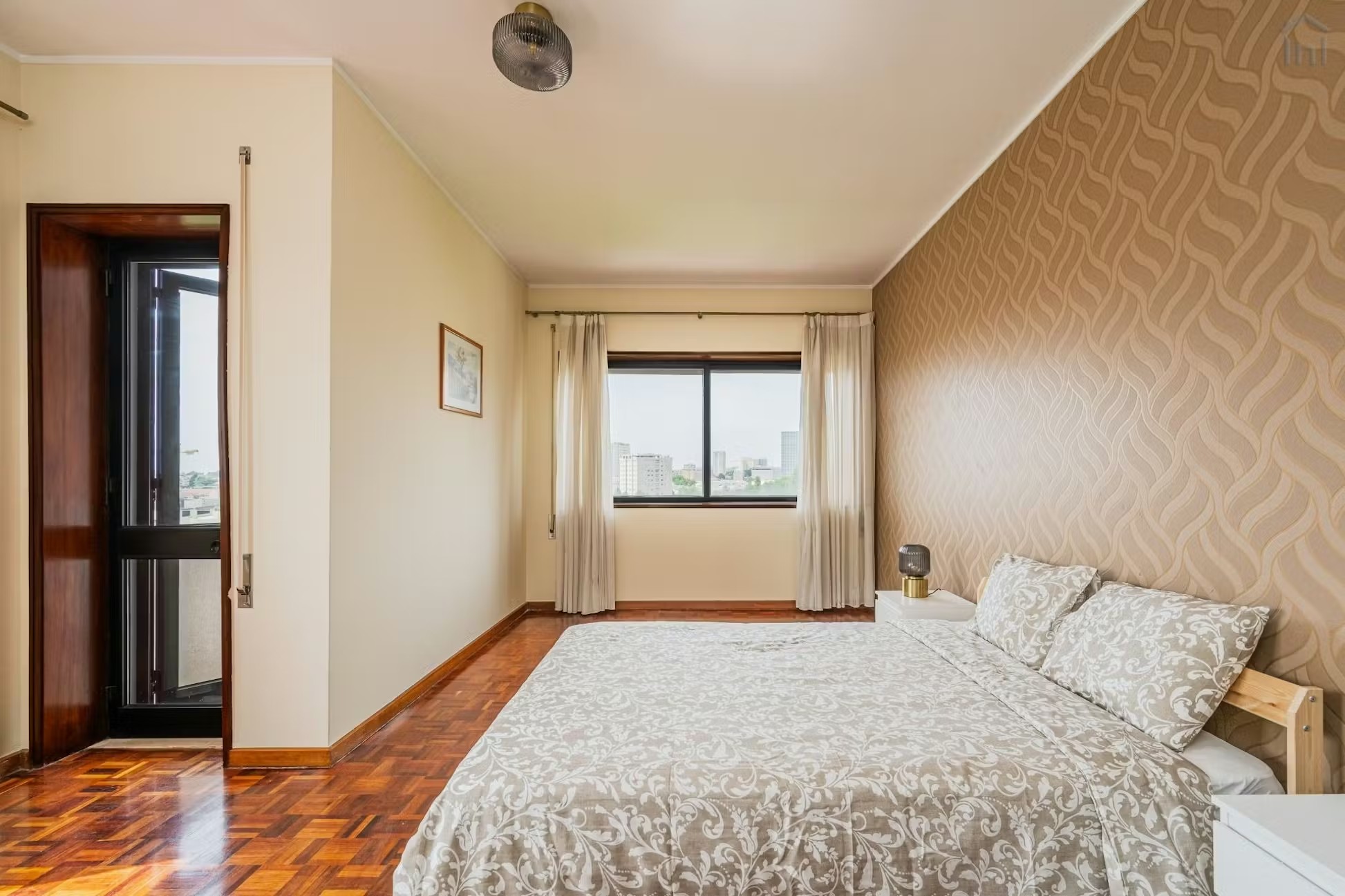 Room 1 - Quarto Branco Madeira in Lordelo do Ouro, porto – photo 5 of 22