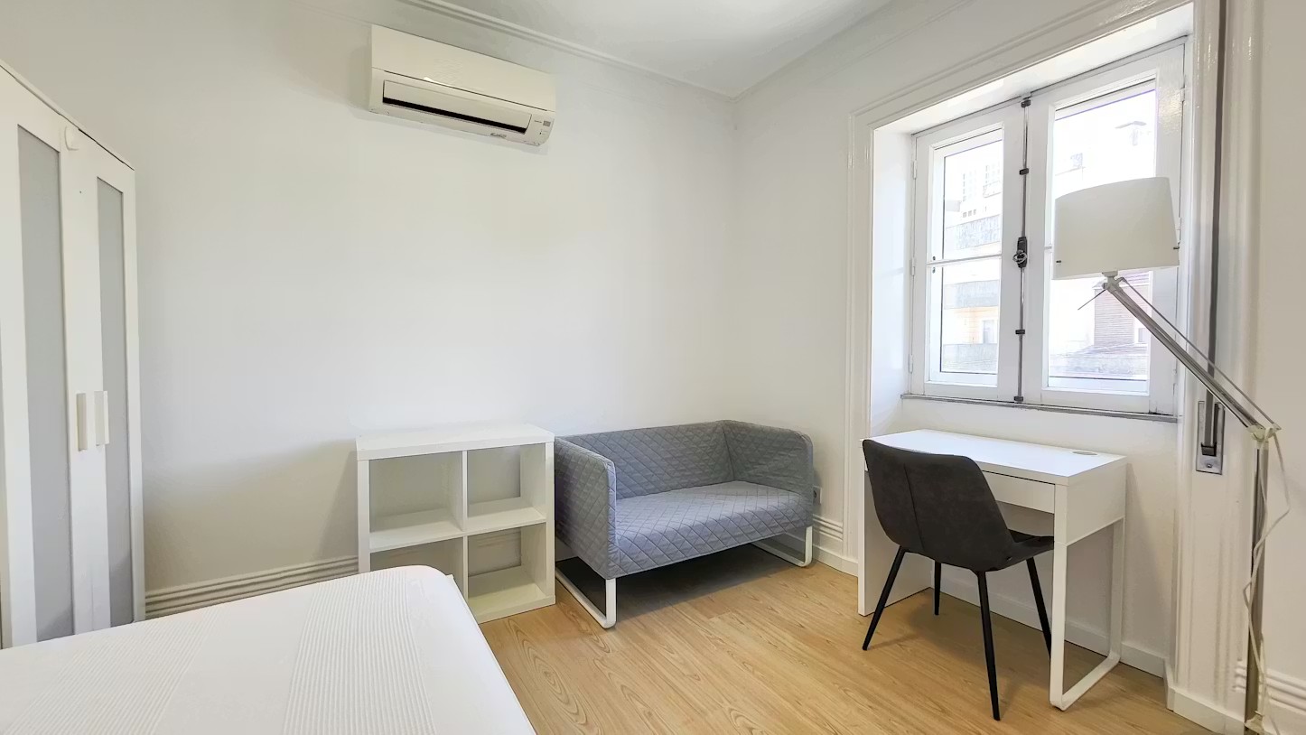 O203 - Spacious Superior Room in Rio Tinto, porto – photo 2 of 22
