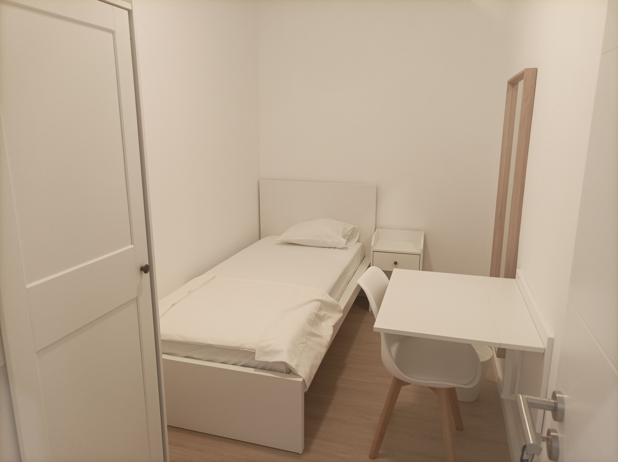 Single-Bed Room (5) in Student Shared Apartment em São Jorge de Arroios, lisboa – foto 2 de 17