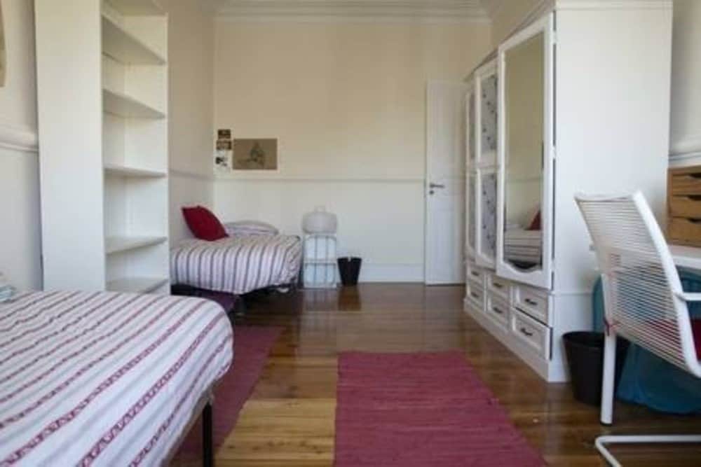 Functional Twin Room 5 & Storage in Anjos, lisboa – photo 4 of 11