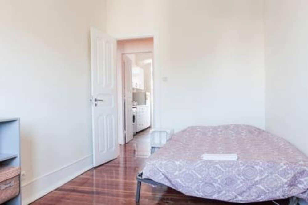 Vibrant Room 3 with Desk & Natural Light em Anjos, lisboa – foto 4 de 11