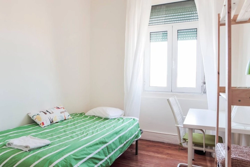 Student Single Room 2 with Desk & Wardrobe in lisboa – photo 1 of 4