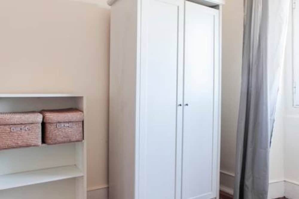 Vibrant Room 3 with Desk & Natural Light em Anjos, lisboa – foto 3 de 11