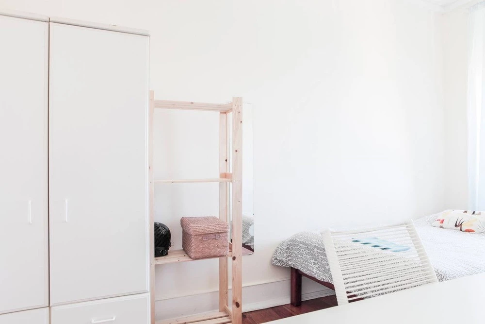 Room 1 with Double Bed, Desk & Storage - External room in Anjos, lisboa – photo 3 of 11