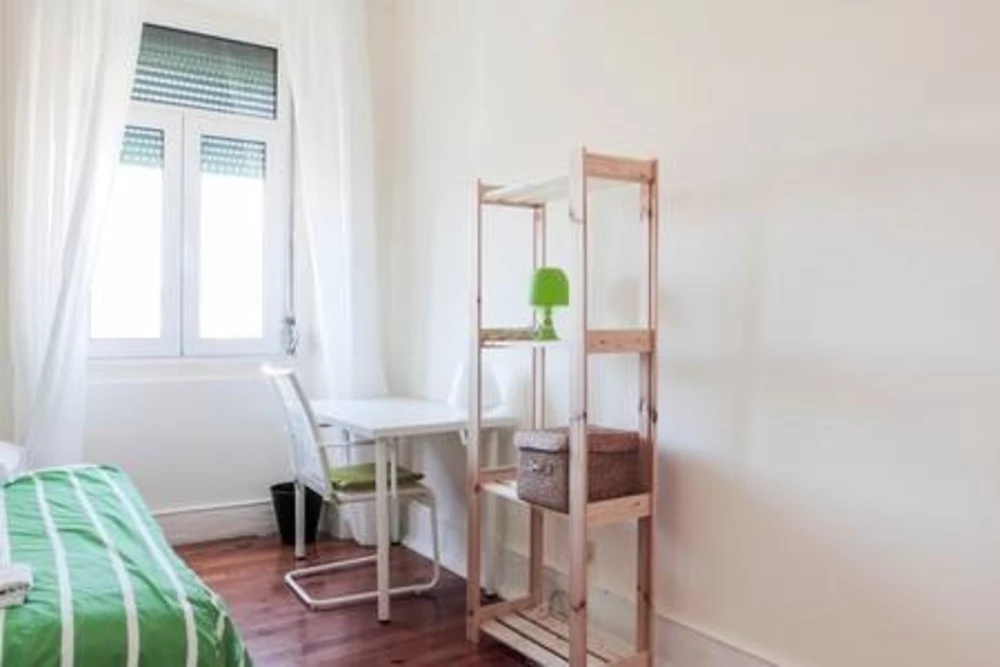 Student Single Room 2 with Desk & Wardrobe em Anjos, lisboa – foto 3 de 11
