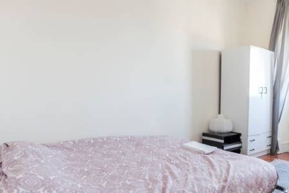 Vibrant Room 3 with Desk & Natural Light em Anjos, lisboa – foto 2 de 11