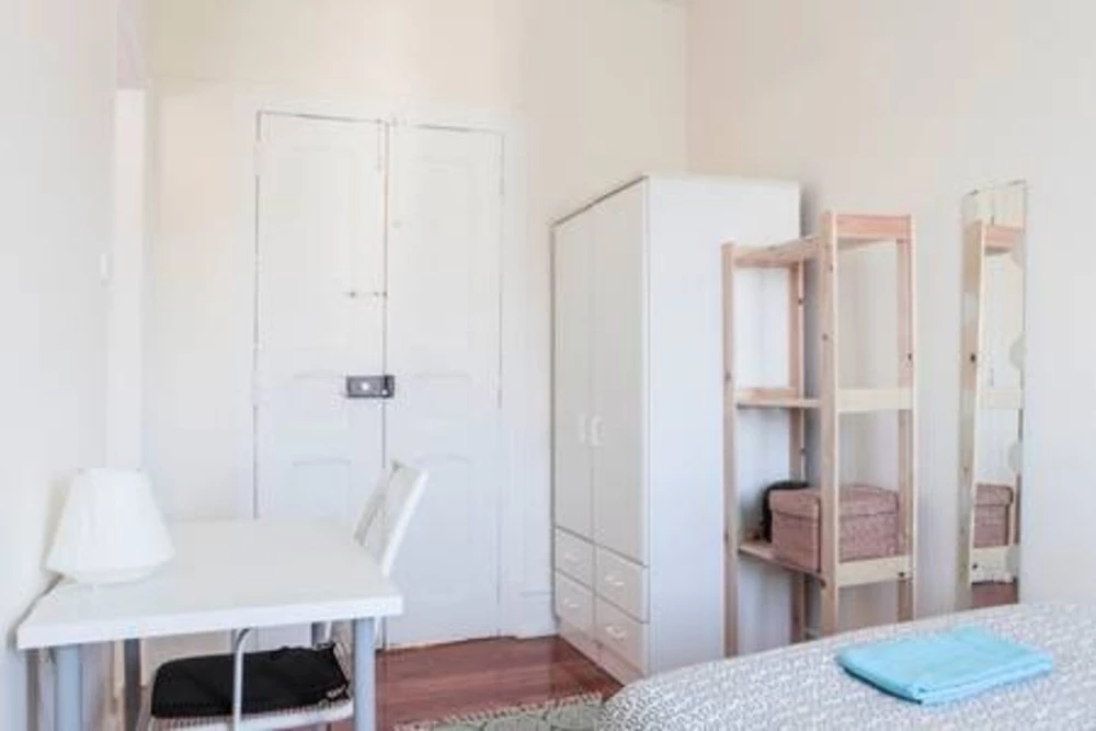 Room 1 with Double Bed, Desk & Storage - External room in Anjos, lisboa – photo 4 of 11
