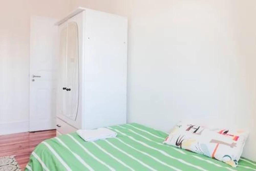 Student Single Room 2 with Desk & Wardrobe em Anjos, lisboa – foto 2 de 11