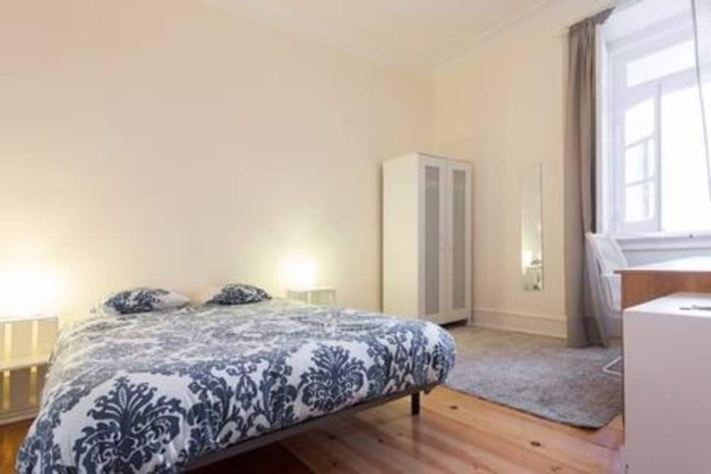 Comfortable Double Room 6 with Essentials in Anjos, lisboa – photo 2 of 10