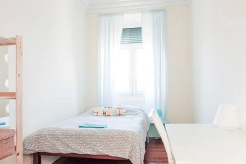 Room 1 with Double Bed, Desk & Storage - External room in Anjos, lisboa – photo 2 of 11