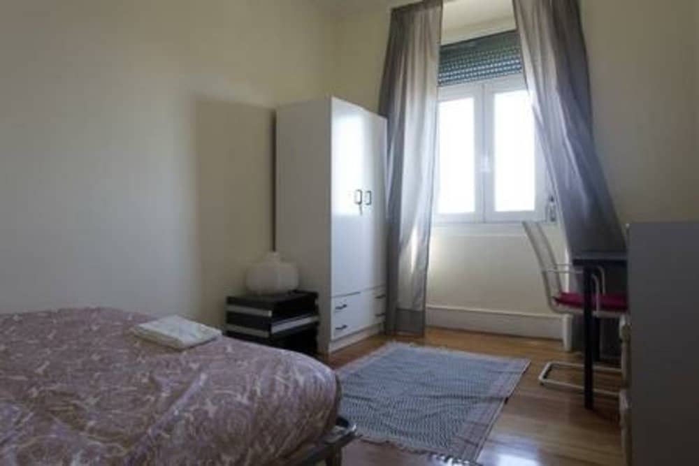 Vibrant Room 3 with Desk & Natural Light in lisboa – photo 1 of 4