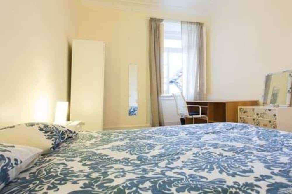 Comfortable Double Room 6 with Essentials in lisboa – photo 1 of 3