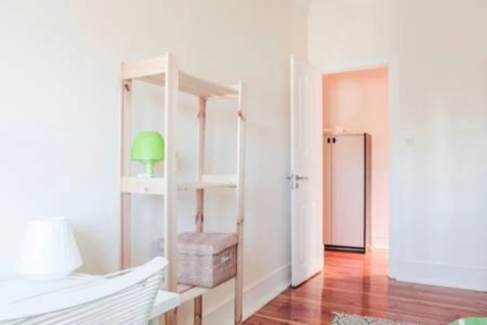 Student Single Room 2 with Desk & Wardrobe em Anjos, lisboa – foto 4 de 11