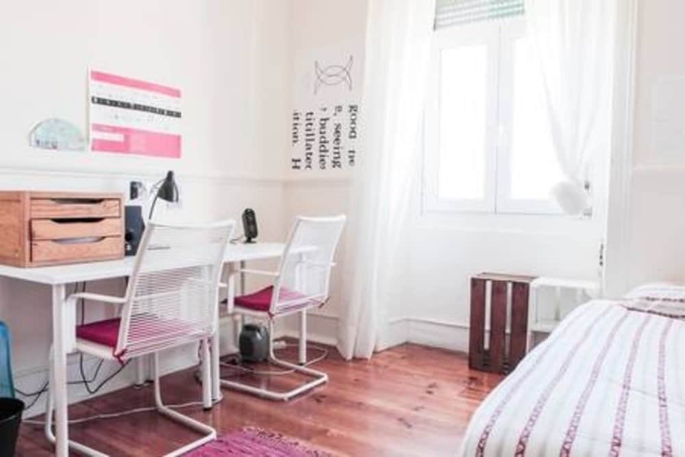 Functional Twin Room 5 & Storage in Anjos, lisboa – photo 2 of 11