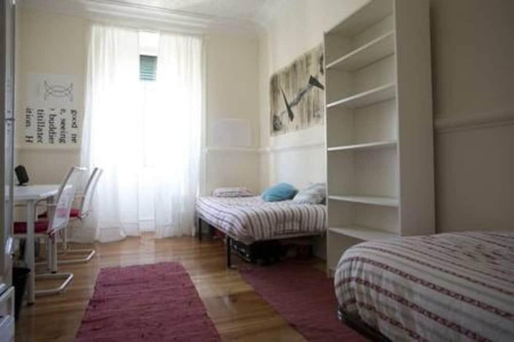 Functional Twin Room 5 & Storage in Anjos, lisboa – photo 3 of 11
