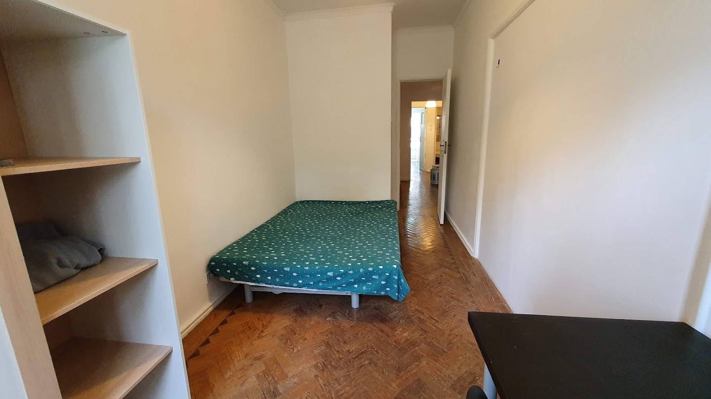 Spacious Double Room 3 with Desk & Natural Light em São Domingos de Benfica, lisboa – foto 2 de 8