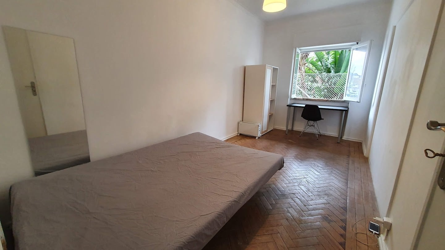 Airy Double Room 2 with Desk & Natural Light em São Domingos de Benfica, lisboa – foto 1 de 8