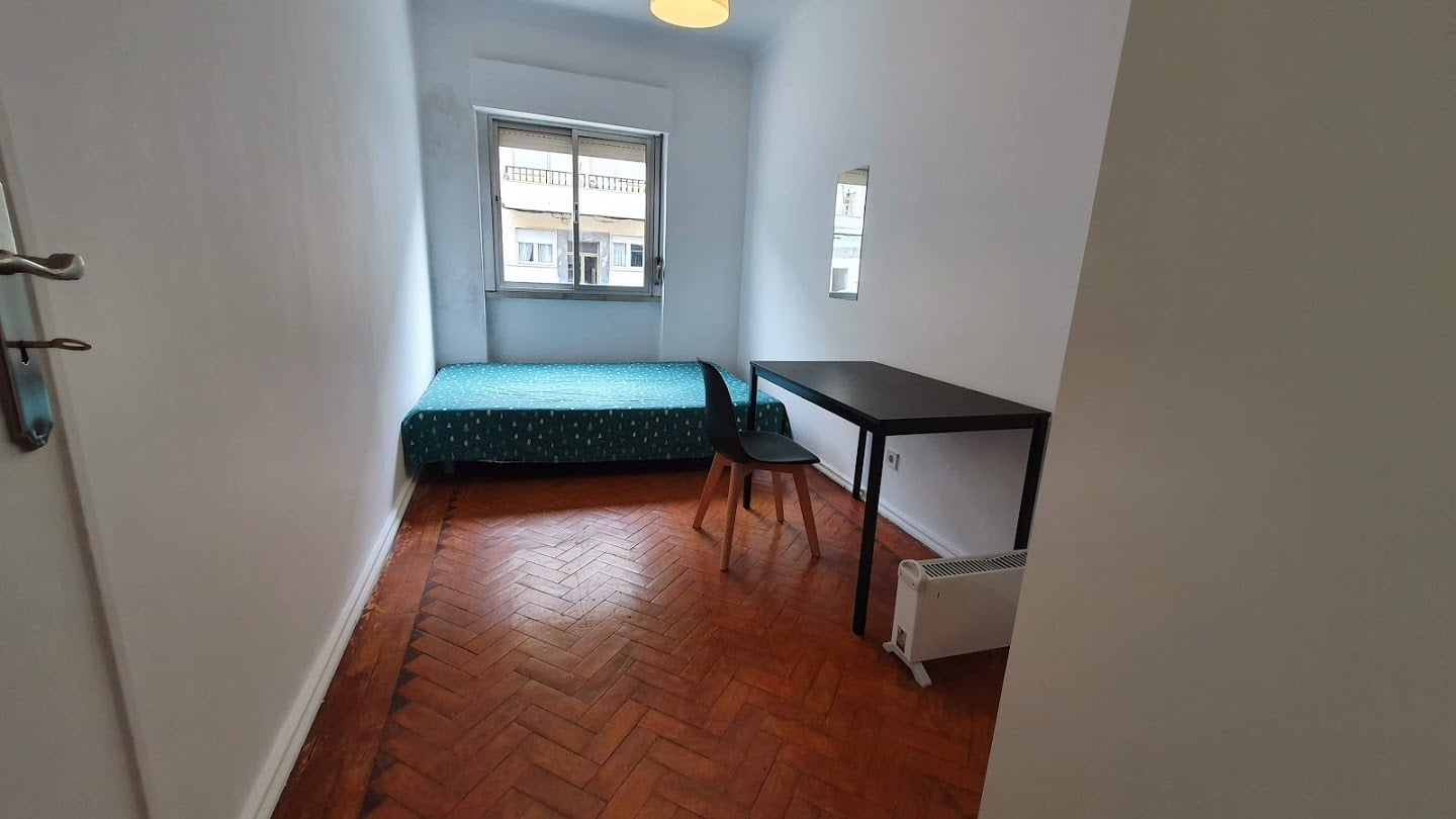 Inviting Double Room 1 with Desk & Natural Light em São Domingos de Benfica, lisboa – foto 2 de 8